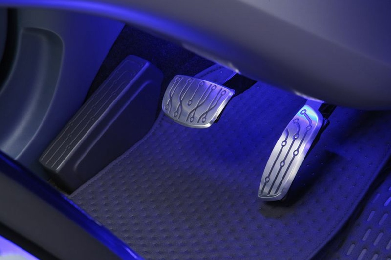 Illustration for article titled Mitsubishi iMiEV Sport Air Concept: Similar Body, Tron-Like Interior
